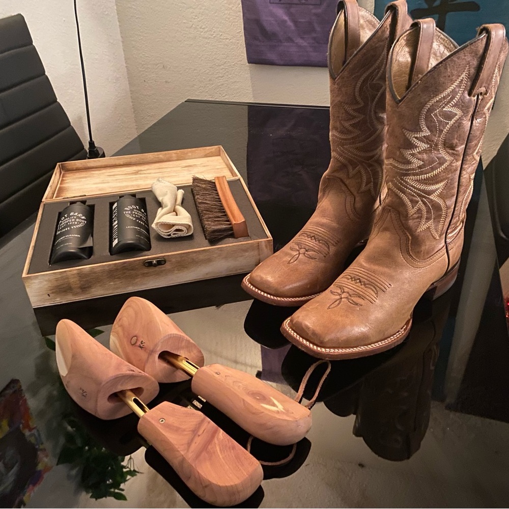 Shyanne Cowboy Boots size 7. Comes with boot trees and a new cleaning kit.